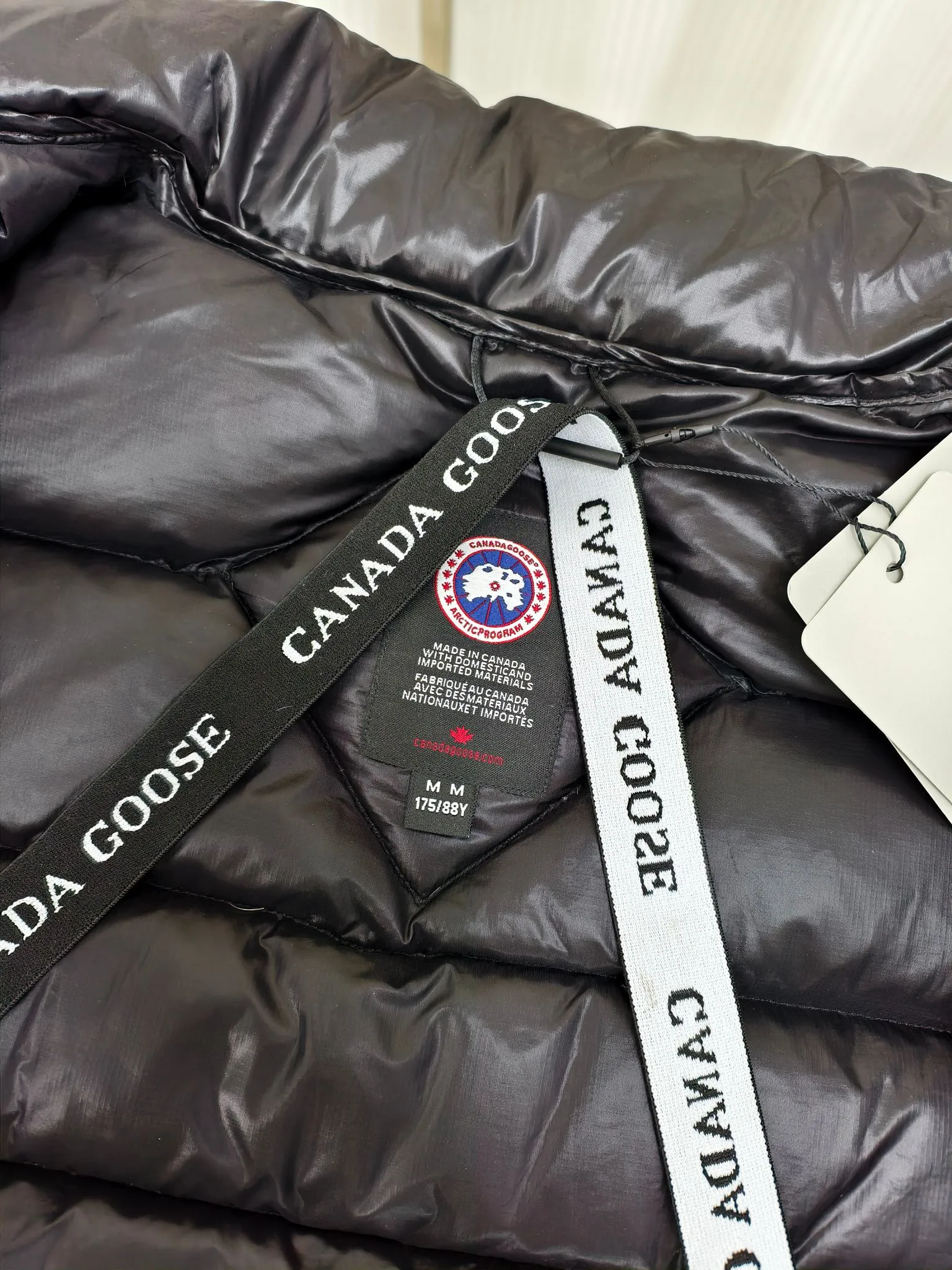 P880 2228M model (high version) Canada goose Crofton down jacket, this is a down jacket suitable for late autumn and early winter: on cold and rainy mornings, it can be used as a layer of warmth inside the rainproof jacket, and can be worn alone in the late autumn and early winter with a little bit of coolness. Filled with white duck down. The Crofton Jacket is a versatile, lightweight and versatile piece that even packs itself in for easy transport. The inner layer has removable elastic straps, making the jacket easy to carry on the shoulder and hands-free. 2 zippered hand pockets with fleece fabric on the knuckle side for softness and warmth. Color: black with black label, black with red label, ocean blue, superoxide blue, silver birch red label, silver birch black label Size: XS-2XL